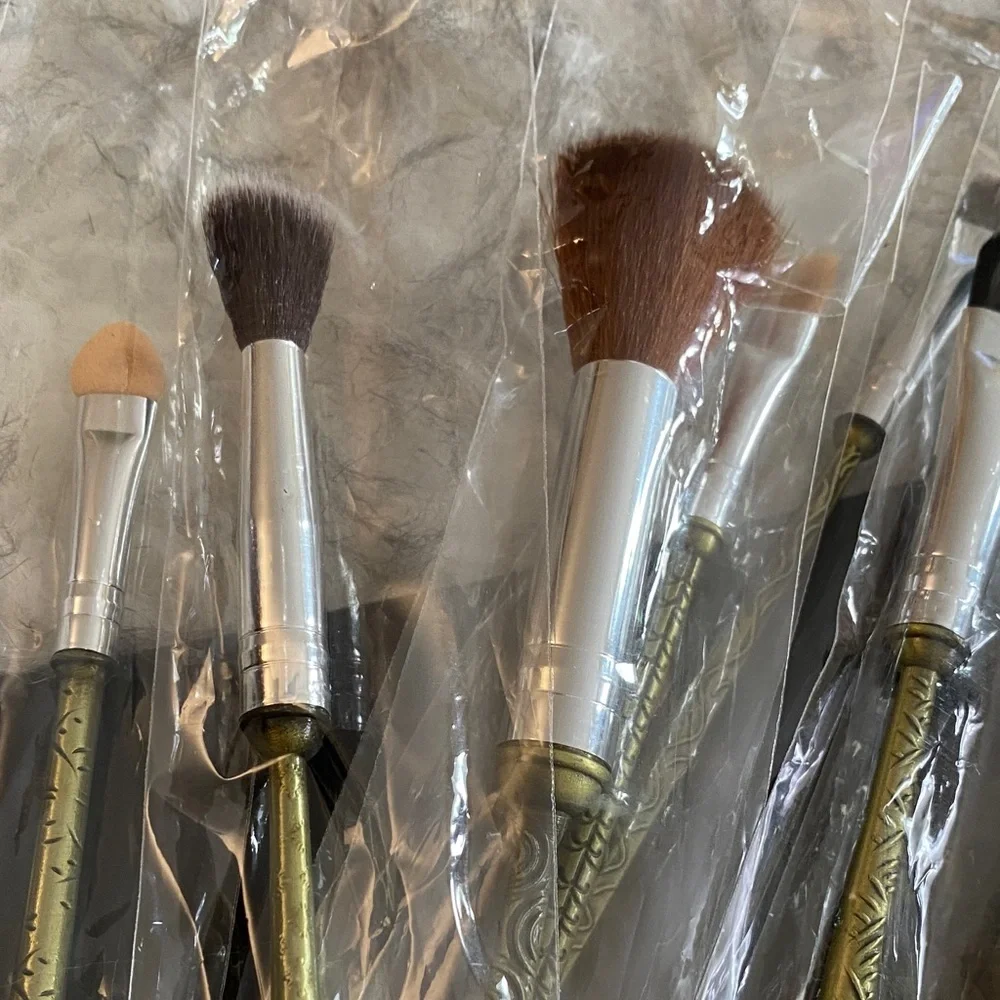NEW Ornate 8 Makeup Brush Set with Gold Handles